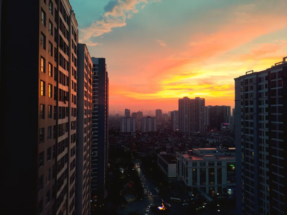 Đất trống chưa san lấp — sau khi san lấp